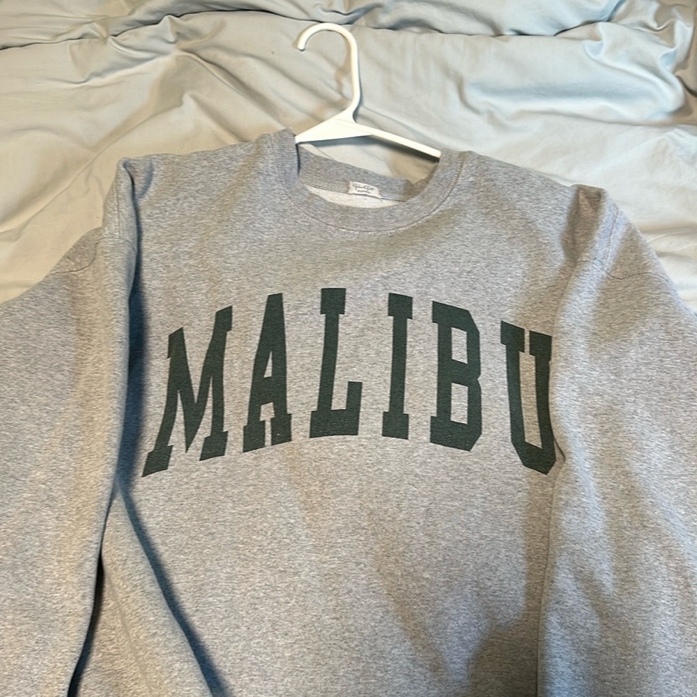 This is a gray crew neck, it’s one size